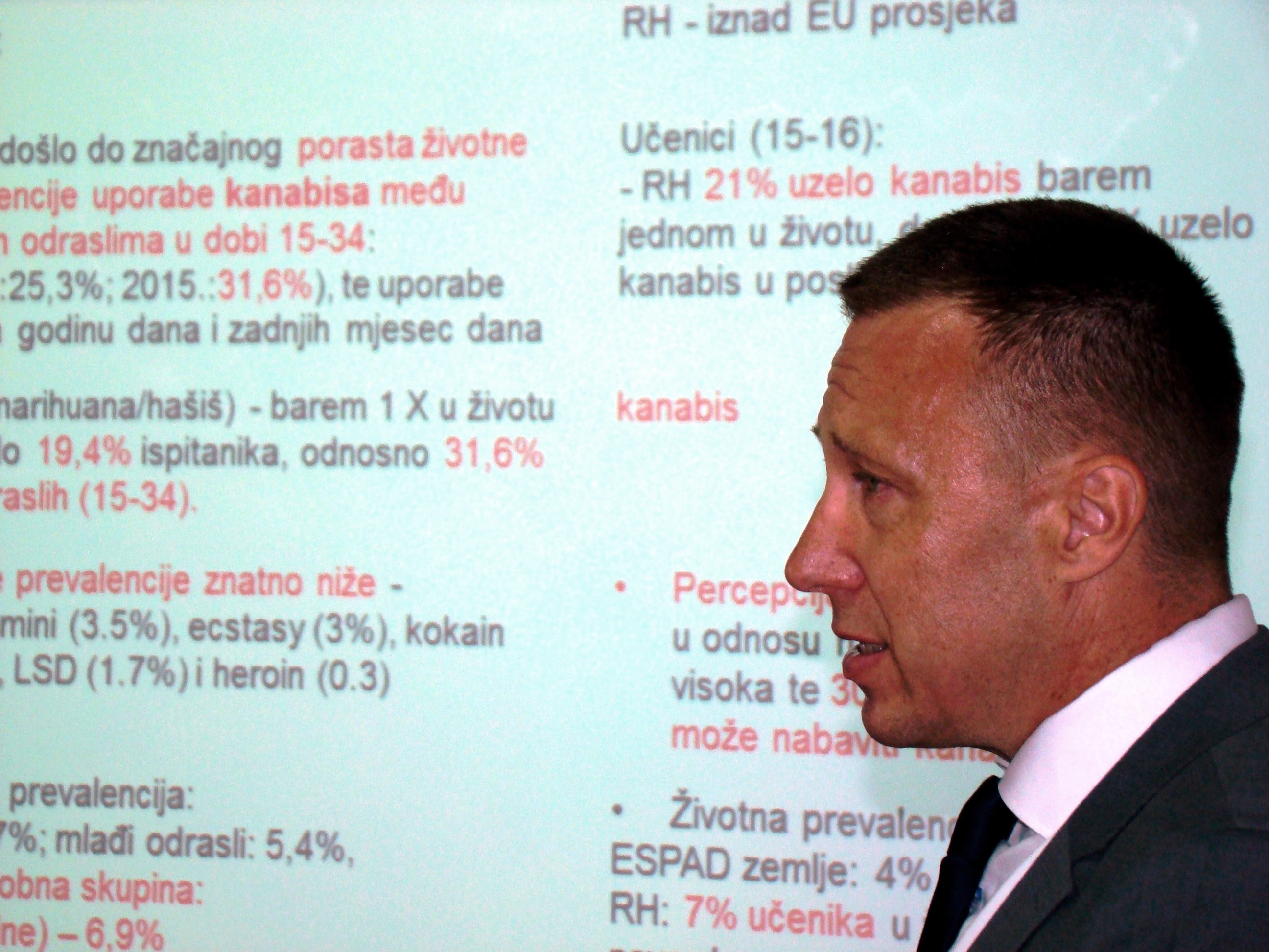 Je 14 godina odgovarajuće dobi za početak druženja