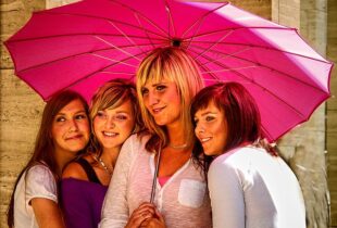 žene i ružičasti kišobran